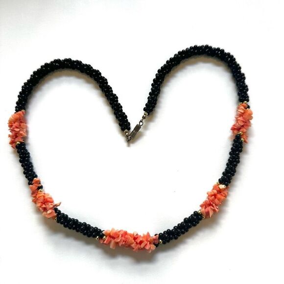 Coral and onyx beaded necklace - Picture 6 of 8